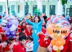 Ngày đầu đến Trường Tiểu học thị trấn Yên Viên của những 'tân binh' lớp 1: Có nước mắt, có nụ cười và thật nhiều yêu thương