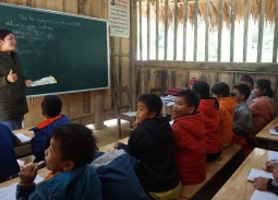 Thanh Hóa: Học sinh vùng biên được cấp đồ dùng học tập