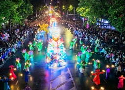 'Biển người' đội mưa sôi động cùng lễ hội đường phố Carnival lớn nhất Nghệ An