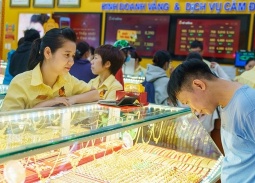 Giá vàng ngày 19/8: Vàng SJC 'bốc hơi' 1,6 triệu đồng/lượng