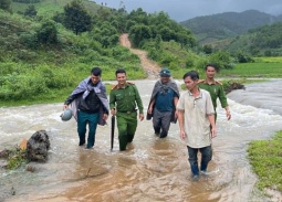 Quảng Ngãi: Băng rừng, vượt suối đưa người đàn ông mắc kẹt trong rừng về nhà an toàn