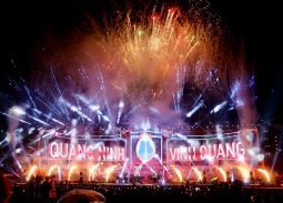  100.000 người đội mưa bùng nổ cùng Concert kỷ lục tại 'Thành phố rạng rỡ tương lai' Quảng Ninh