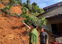 Thái Nguyên: Đất đá sạt lở xuyên tường nhà dân, 4 hộ phải di dời