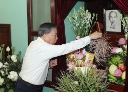 Tổng Bí thư, Chủ tịch nước Tô Lâm dâng hương tưởng nhớ Chủ tịch Hồ Chí Minh