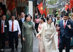 Phu nhân Tổng Bí thư, Chủ tịch nước Tô Lâm và Phu nhân Tổng thống Myanmar thăm làng lụa Vạn Phúc