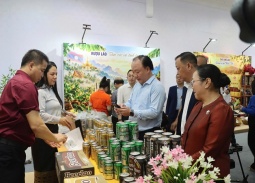 Đặc sản Việt Nam và Lào hội tụ tại Tuần lễ sản phẩm 'Hoa đẹp Chăm Pa'