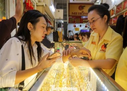Giá vàng hôm nay 8/10: Vàng thế giới rơi thẳng đứng, SJC chịu áp lực giảm