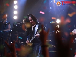 Nhìn lại đêm nhạc kỷ niệm Bức Tường 30 năm - WE ARE THE WALL