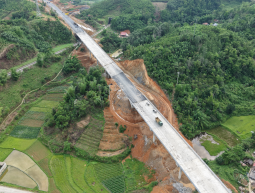 Thi công xuyên lễ tại công trường cao tốc Hữu Nghị - Chi Lăng