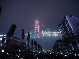 Pháo hoa rực sáng, lung linh trên bầu trời Thủ đô chào đón Xuân Giáp Thìn