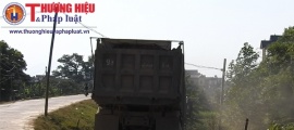Yên Phong – Bắc Ninh:  Mặt đê vỡ nát vì xe siêu tải!