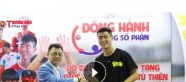 Cầu thủ Duy Mạnh trao tặng áo thi đấu cho chương trình 'Đồng hành cùng số phận' của TH&PL