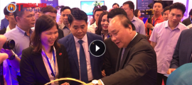 Thủ tướng Nguyễn Xuân Phúc trải nghiệm dịch vụ QR Code tại Diễn đàn về Doanh nghiệp Công nghệ Việt