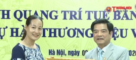 Nghệ nhân Trần Thị Hướng được trao giấy chứng nhận nghệ nhân quốc gia