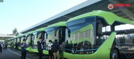 Hào hứng xe buýt điện đầu tiên của Việt Nam chính thức lăn bánh