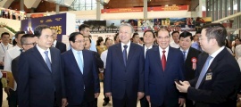 Tổng Bí thư Tô Lâm tham quan không gian trưng bày tại Hội báo toàn quốc 2025