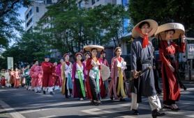 Ấn tượng ngày hội diễu hành Áo dài Du lịch Hà Nội 2025