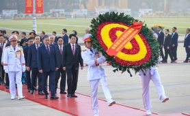 Đại biểu dự Đại hội Đảng lần thứ XIV vào Lăng viếng Chủ tịch Hồ Chí Minh