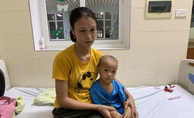 Hai con lần lượt đổ bệnh, cha mẹ bất lực ôm nhau khóc