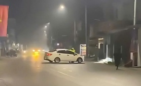 Thái Nguyên: Lái xe ô tô vi phạm nồng độ cồn lao thẳng vào Cảnh sát giao thông khi bị dừng xe