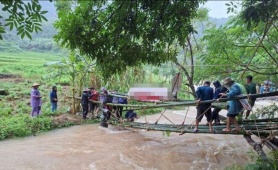 Thanh Hóa: Người dân dựng cầu tre, đưa quan tài qua dòng nước lũ 