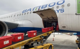 Chuyến bay của Bamboo Airways chở hàng cứu trợ hạ cánh xuống miền Trung