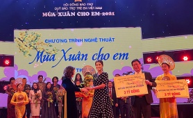 Tiên Nguyễn đại diện IPPG trao tặng Quỹ Bảo trợ trẻ em Việt Nam 3 tỷ đồng