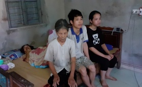 Xót xa cảnh mẹ già hơn 90 tuổi chăm con gái liệt giường và hai cháu ngoại có nguy cơ bỏ học