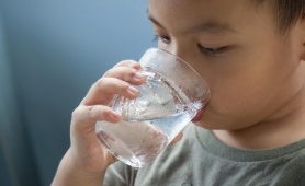 Ba thói quen uống nước gây hại cho cơ thể vào ngày nắng nóng