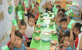 Vinamilk và Quỹ sữa vươn cao Việt Nam năm thứ 17: Thêm nhiều bữa ăn có sữa cho trẻ em