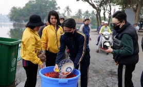 Hà Nội: Người dân Thủ đô thả cá chép tiễn ông Công, ông Táo về trời