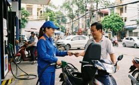 Giá bán lẻ xăng dầu ngày 14/12 ổn định ở mức thấp, hỗ trợ chi phí cuối năm