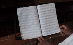 Người “thổi hồn” âm nhạc qua những cây đàn vĩ cầm 