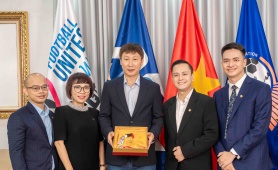 PNJ, báo Tuổi Trẻ tặng huấn luyện viên Kim Sang Sik huy chương làm từ 33 chỉ vàng 24K