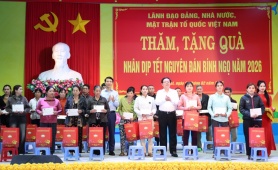 Phó Thủ tướng Hồ Quốc Dũng thăm, tặng quà Tết gia đình chính sách, công nhân khó khăn tại Gia Lai