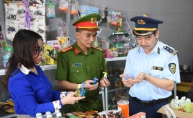 Hà Tĩnh kiểm tra, xử phạt các cửa hàng kinh doanh hàng hóa không rõ nguồn gốc trước các cổng trường học