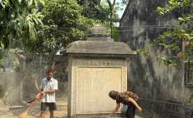 Bia cổ hơn 300 năm ở Thanh Hóa thành tường rào nhà dân