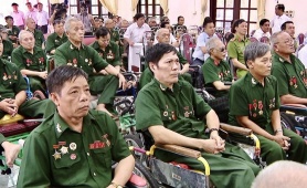 Thủ tướng yêu cầu hoàn thành trao quà cho người có công trước ngày 28/4