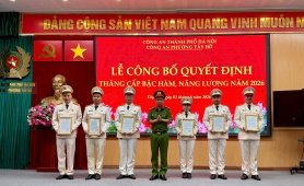 Công an phường Tây Hồ tổ chức lễ công bố quyết định thăng cấp bậc hàm, nâng lương năm 2026 