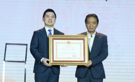 CLB bóng đá Hà Nội vinh dự đón nhận Huân chương Lao động hạng Nhì