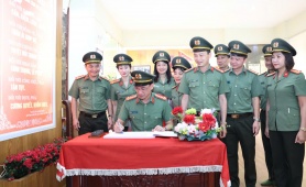 Đoàn đại biểu Công an tỉnh Ninh Bình tổ chức hoạt động về nguồn, báo công dâng Bác