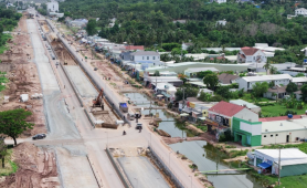 Dự án nghìn tỷ phục vụ APEC và những “hàng xóm” còn tạm bợ