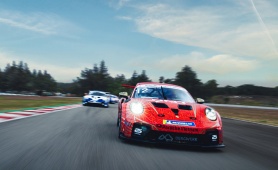 Đại diện cho Porsche Việt Nam tay đua Hoàng Đạt tham dự giải Porsche ARbox Carrera Cup Asia 2026