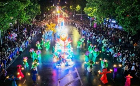 'Biển người' đội mưa sôi động cùng lễ hội đường phố Carnival lớn nhất Nghệ An