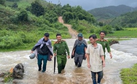 Quảng Ngãi: Băng rừng, vượt suối đưa người đàn ông mắc kẹt trong rừng về nhà an toàn