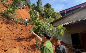 Thái Nguyên: Đất đá sạt lở xuyên tường nhà dân, 4 hộ phải di dời