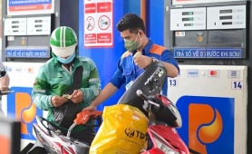 Giá xăng tăng tiếp, xăng E10 vượt 27.000 đồng/lít