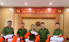 Ciputra HaNoi trao tặng 100 phao cứu sinh cho Công an phường Phú Thượng tăng cường công tác cứu nạn cứu hộ địa bàn 