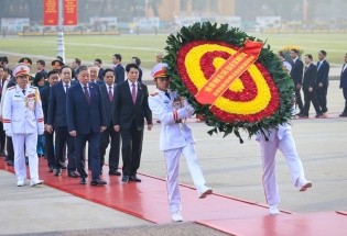 Đại biểu dự Đại hội Đảng lần thứ XIV vào Lăng viếng Chủ tịch Hồ Chí Minh