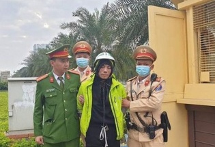 CSGT Hà Nội khống chế tên cướp có hung khí